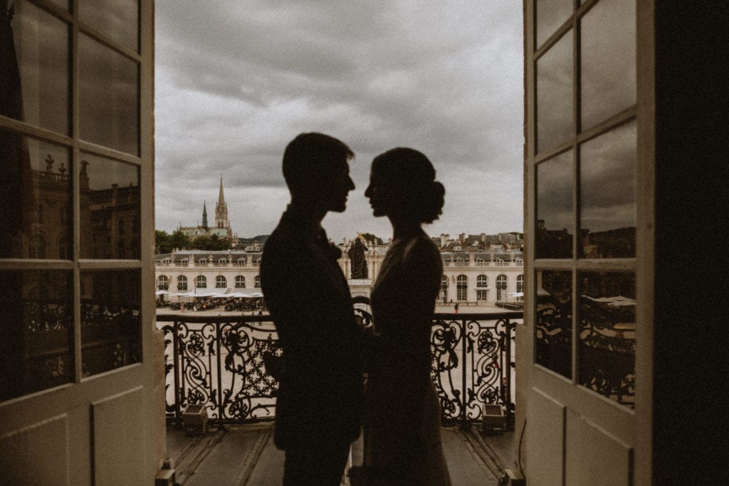 couple de mariés en ombre sur le balcon de l'hotel de ville de Nancy