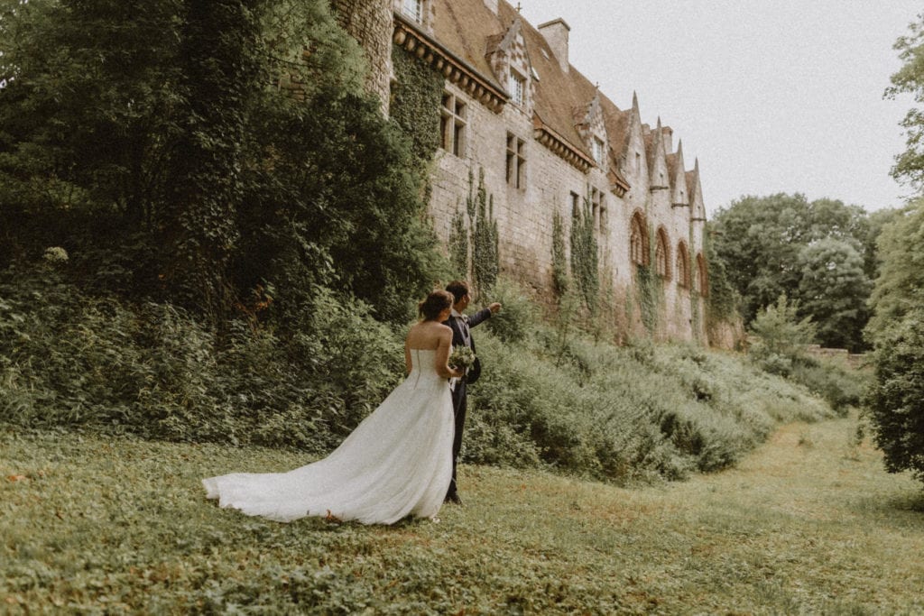 couple de mariés derrière le chateau d'hattonchatel