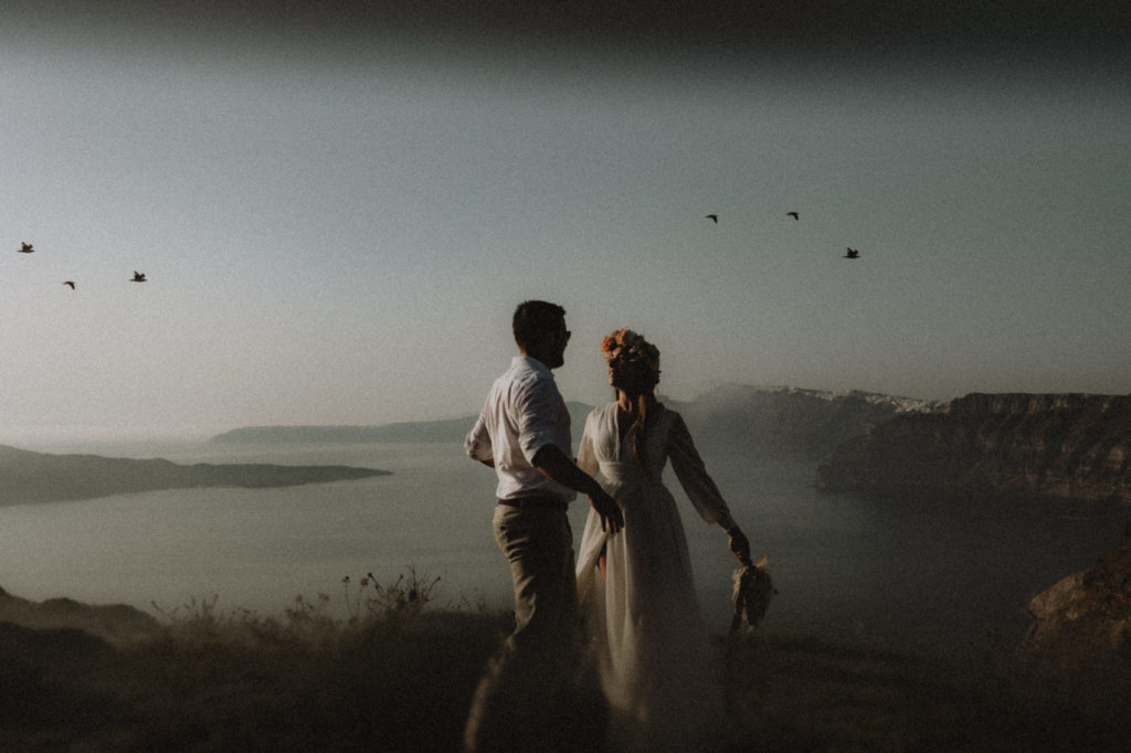 couple de mariés à santorin